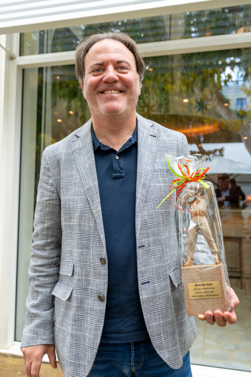 Juan Caballero tras recibir su reconocimiento