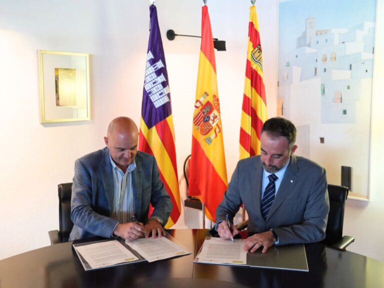 Vicent Mar&iacute; firma la cesi&oacute;n de un solar al Ibavi junto al conseller de Vivienda.