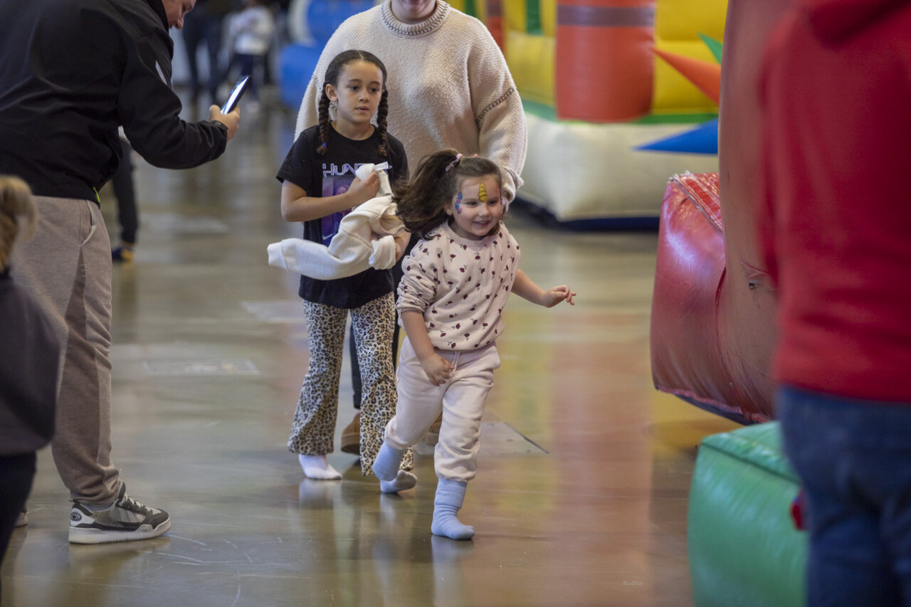Una ni&ntilde;a corriendo esta ma&ntilde;ana en Diverespai.