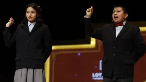 Los ni&ntilde;os del Colegio San Ildefonso encargados de cantar premio y n&uacute;mero del Sorteo Extraordinario de Navidad