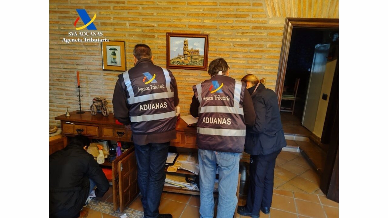 Agentes en uno de los registros a la trama.