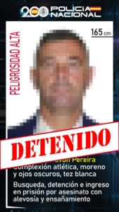 Cartel con la foto del fugado, ya detenido.