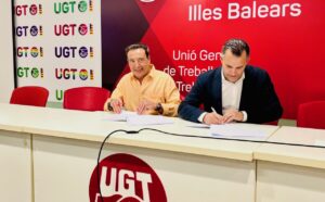 Momento de la firma de José García Relucio, secretario general de FeSMC UGT, y el presidente de la Federación Hotelera de Mallorca, Javier Vich Vélez