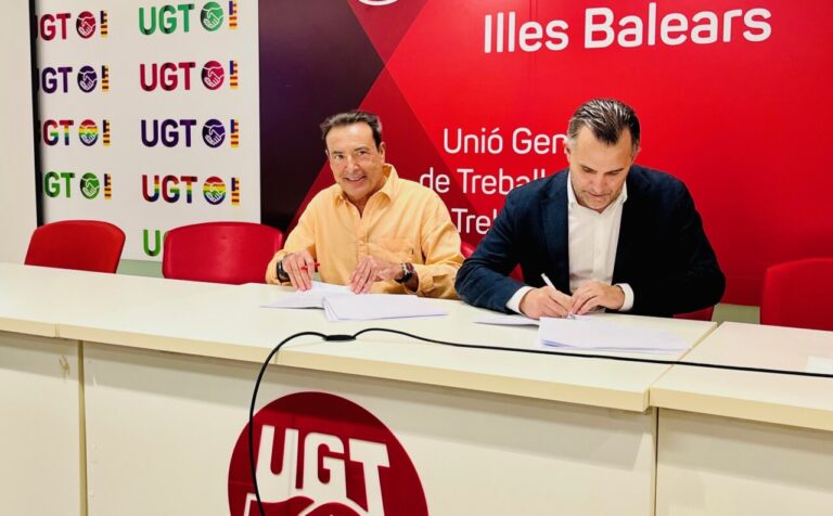 Momento de la firma de José García Relucio, secretario general de FeSMC UGT, y el presidente de la Federación Hotelera de Mallorca, Javier Vich Vélez