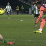 &iquest;Por qu&eacute; el penalti a Marc Bartra desat&oacute; pol&eacute;mica y fue validado por el refer&iacute;? El dictamen del Comit&eacute; T&eacute;cnico de &Aacute;rbitros explica lo ocurrido