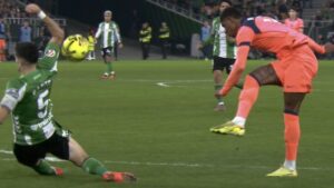 La jugada de Marc Bartra que desat&oacute; la pol&eacute;mica