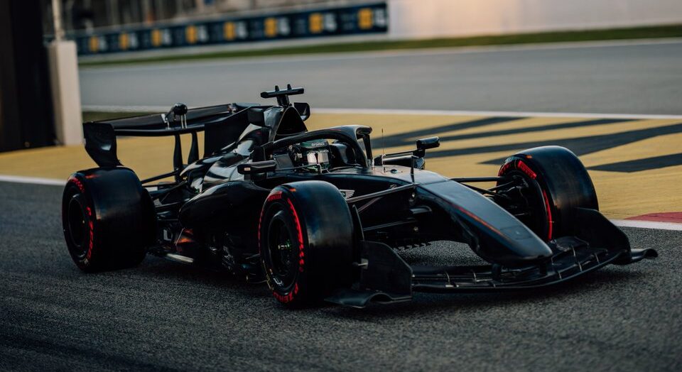 Aston Martin estrena el AMR26