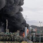 Incendio de una refiner&iacute;a en Cartagena: solicitan confinamiento por humo t&oacute;xico
