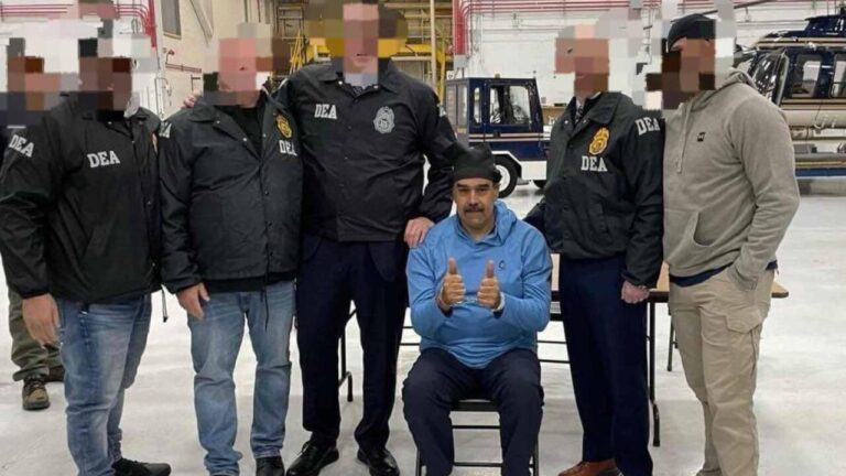 Maduro junto agentes de al DEA.
