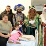 La magia de Reyes llena de ilusión el hospital de Ibiza con regalos y mensajes de ánimo
