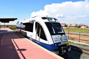 Tren de FEVE en la estaci&oacute;n de Los Nietos, en Murcia