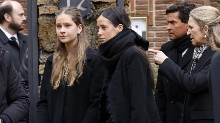 Irene Urdangarin, junto a Victoria Federica y la infanta Elena, en el funeral de la princesa Irene de Grecia