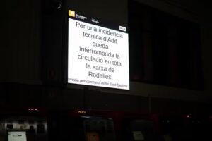 Pantalla en la estaci&oacute;n de Fabra i Puig (Barcelona) donde informa del corte en el servicio de Rodalies de este lunes