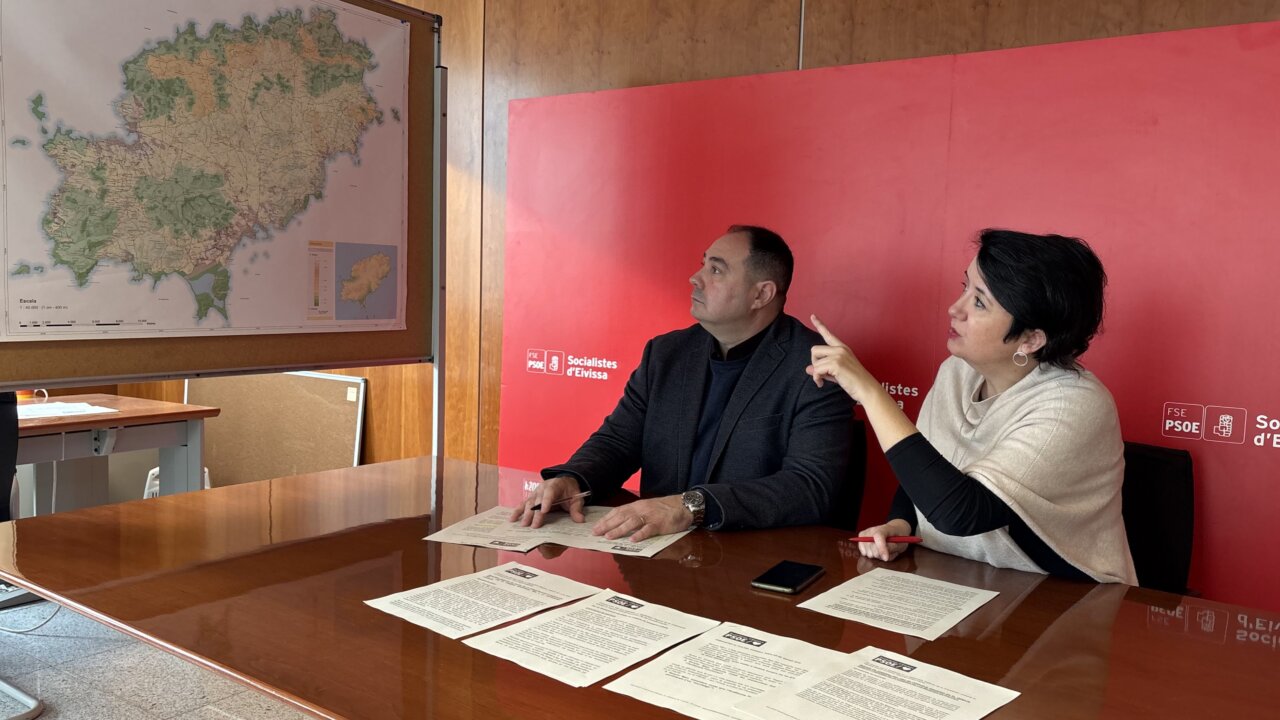 Víctor Torres y Elena López en una rueda de prensa.