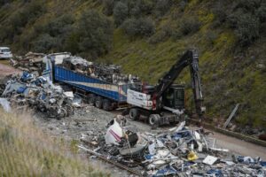 Los &uacute;ltimos restos del Alvia accidentado en Adamuz son depositados en los remolques de carga de camiones de gran tonelaje para sacarlos de la zona del siniestro.