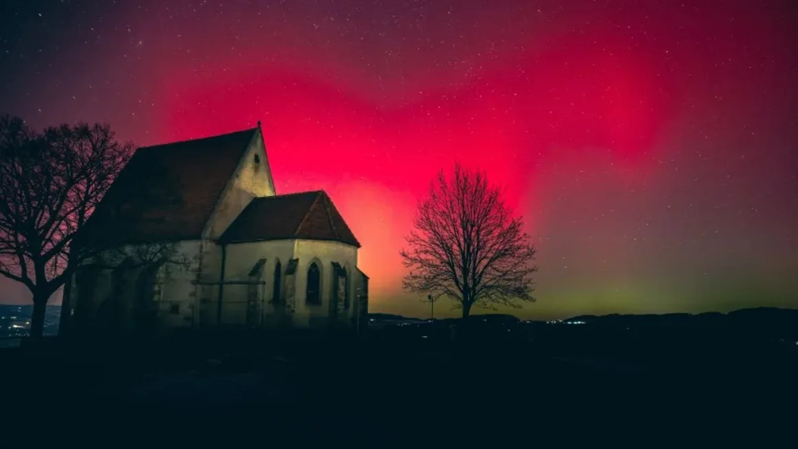 Tambi&eacute;n se vieron auroras boreales sobre Austria este lunes por la noche