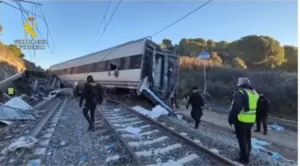 Agentes del Equipo Central de Inspecciones Oculares de Criminal&iacute;stica de la Guardia Civil, en la zona del accidente en Adamuz