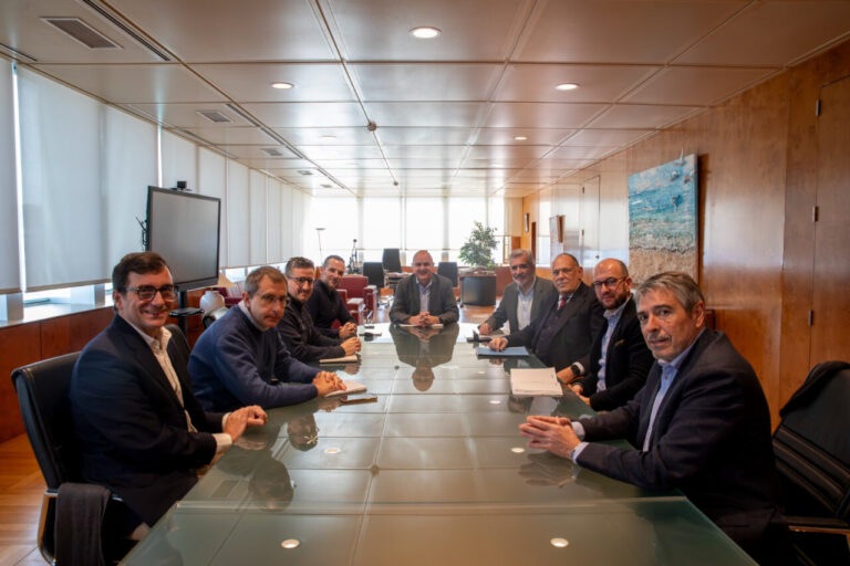 Representantes de Bale&agrave;ria, GNV y Trasmed, junto al presidente del Consell Insular d&rsquo;Eivissa, Vicent Mar&iacute;