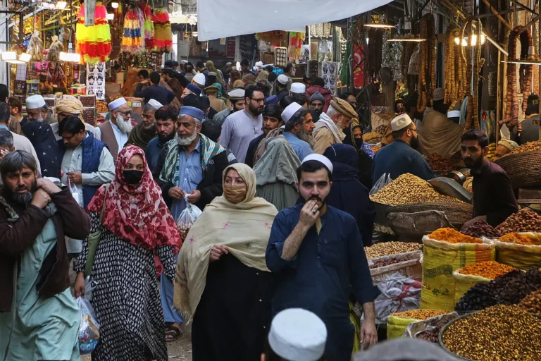 Jornada previa a la celebraci&oacute;n del Ramad&aacute;n en un mercado de Pakistan
