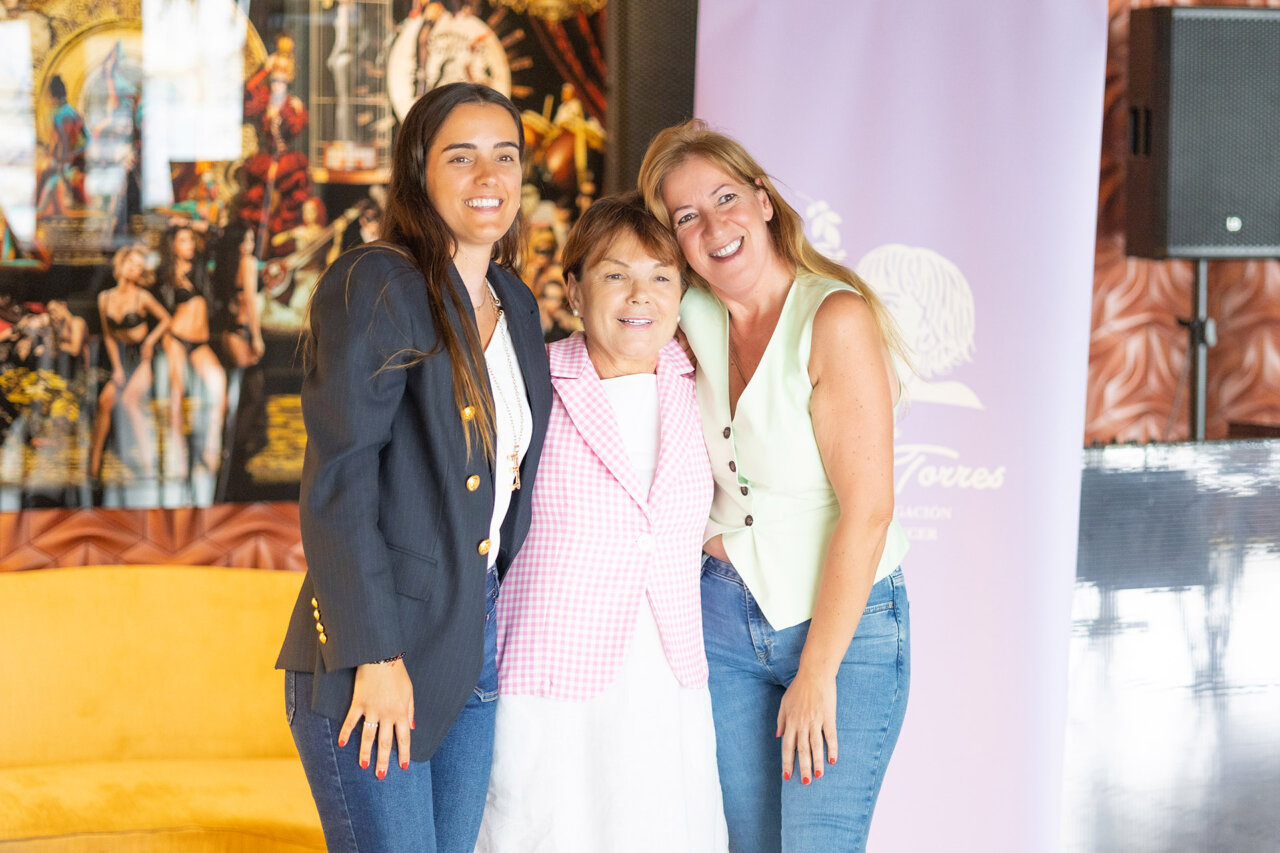 Eva Cercadillo Bustamante (izquierda) y Nieves Bustamante (derecha) junto a Mari Carmen Guti&eacute;rrez. presidenta de la Fundaci&oacute;n Elena Torres. 