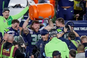 Los Seattle Seahawks celebran la victoria ba&ntilde;ando a su entrenador