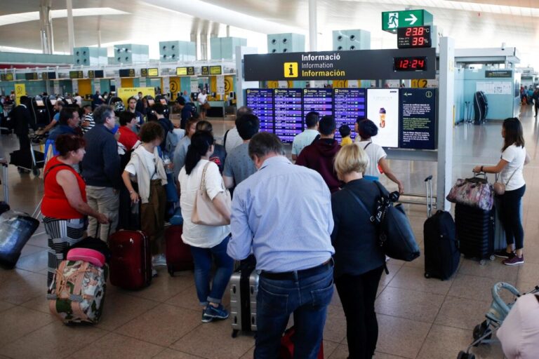 Viajeros en el Aeropuerto de Barcelona