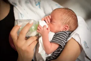 Una mam&aacute; alimentando a su reci&eacute;n nacido con un biber&oacute;n