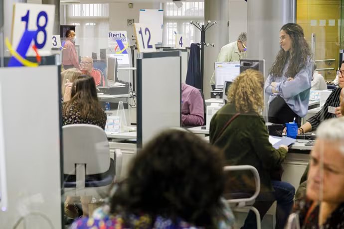 Personas en la Agencia Tributaria presentando la declaraci&oacute;n de la Renta