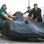 Fernando Alonso sufre otro golpe en Bahr&eacute;in y Aston Martin ya se&ntilde;ala m&aacute;s all&aacute; del motor