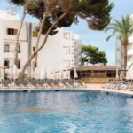La hotelera vacacional de la que todo el mundo habla desembarca en Ibiza
