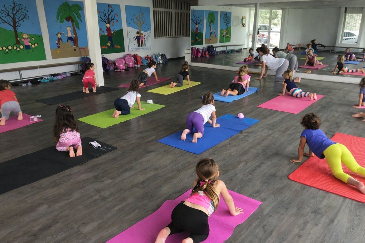 Niños haciendo yoga. Imagen ilustrativa.