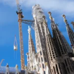 La Sagrada Familia culmina su gran hito y se convierte en la iglesia m&aacute;s alta del mundo