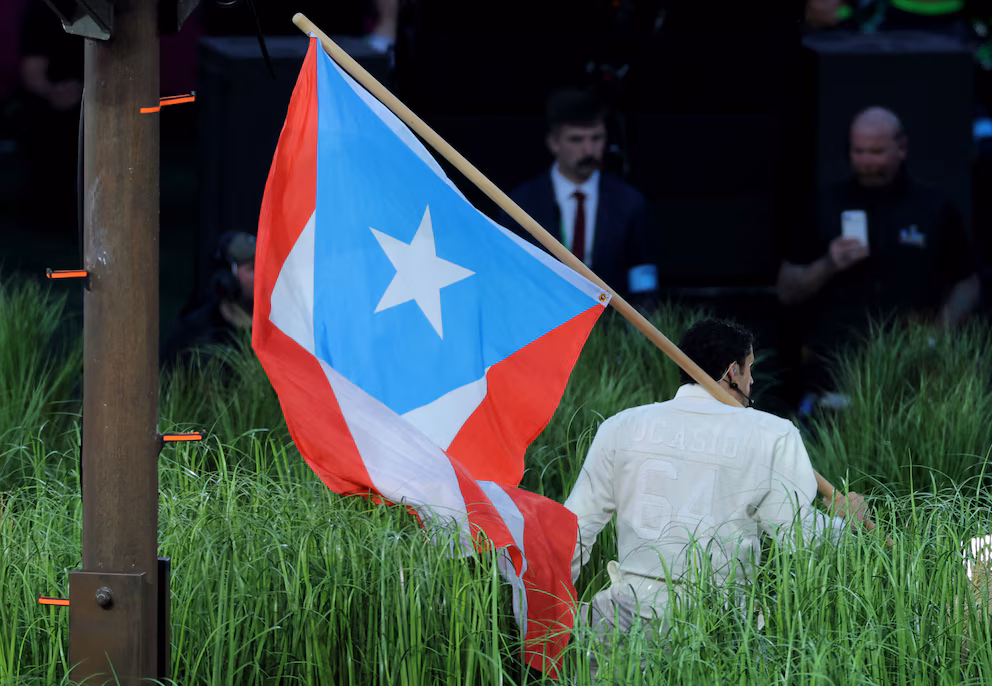 Bad Bunny durante su actuaci&oacute;n de medio tiempo en el Super Bowl