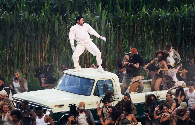 Bad Bunny durante su actuaci&oacute;n de medio tiempo en el Super Bowl