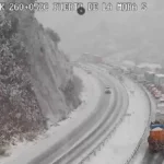 &iquest;Qu&eacute; est&aacute; pasando en el Puerto de la Mora? La nevada que colaps&oacute; una v&iacute;a clave de Granada y deja a m&aacute;s de 200 veh&iacute;culos atrapados