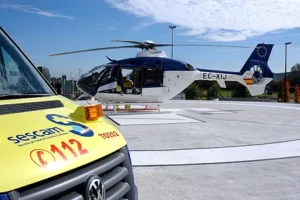 Una ambulancia y un helic&oacute;ptero del SESCAM