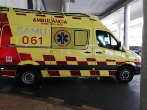 Una ambulancia del 061.