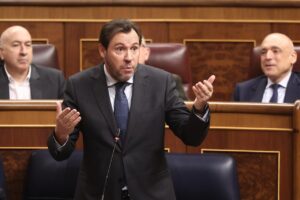 El ministro de Transportes y Movilidad Sostenible, Óscar Puente, interviene durante una sesión de control al Gobierno, en el Congreso de los Diputados, a 18 de febrero de 2026, en Madrid