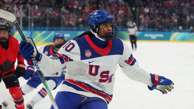Estados Unidos gan&oacute; por 5-0 sobre Canad&aacute; en la ronda preliminar de hockey sobre hielo femenino