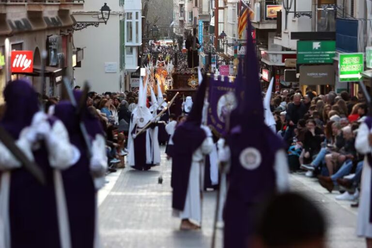 Varios cofrades desfilan en la procesión del Cristo de la Sangre, a 6 de abril de 2023, en Palma, Mallorca, Islas Baleares