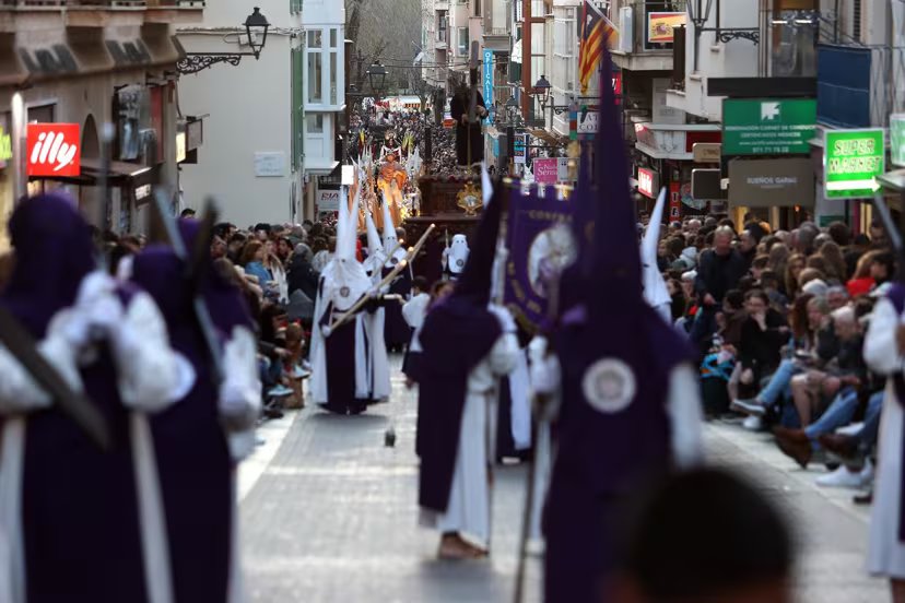 Varios cofrades desfilan en la procesión del Cristo de la Sangre, a 6 de abril de 2023, en Palma, Mallorca, Islas Baleares