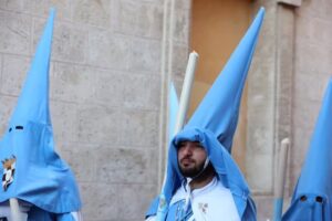 Varios cofrades desfilan en la procesi&oacute;n del Cristo de la Sangre, a 6 de abril de 2023, en Palma, Mallorca, Islas Baleares