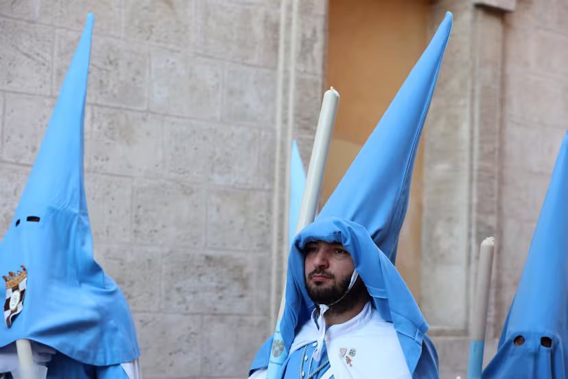Varios cofrades desfilan en la procesión del Cristo de la Sangre, a 6 de abril de 2023, en Palma, Mallorca, Islas Baleares