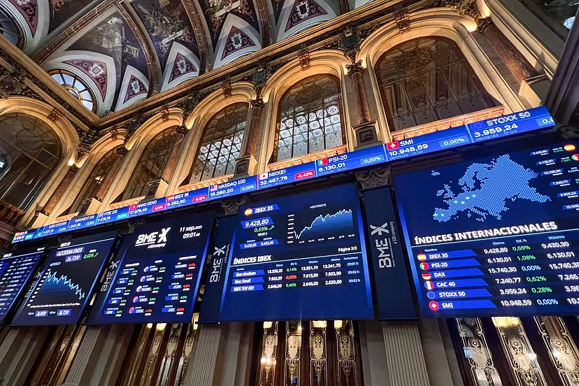 Panel del Ibex 35 en el Palacio de la Bolsa