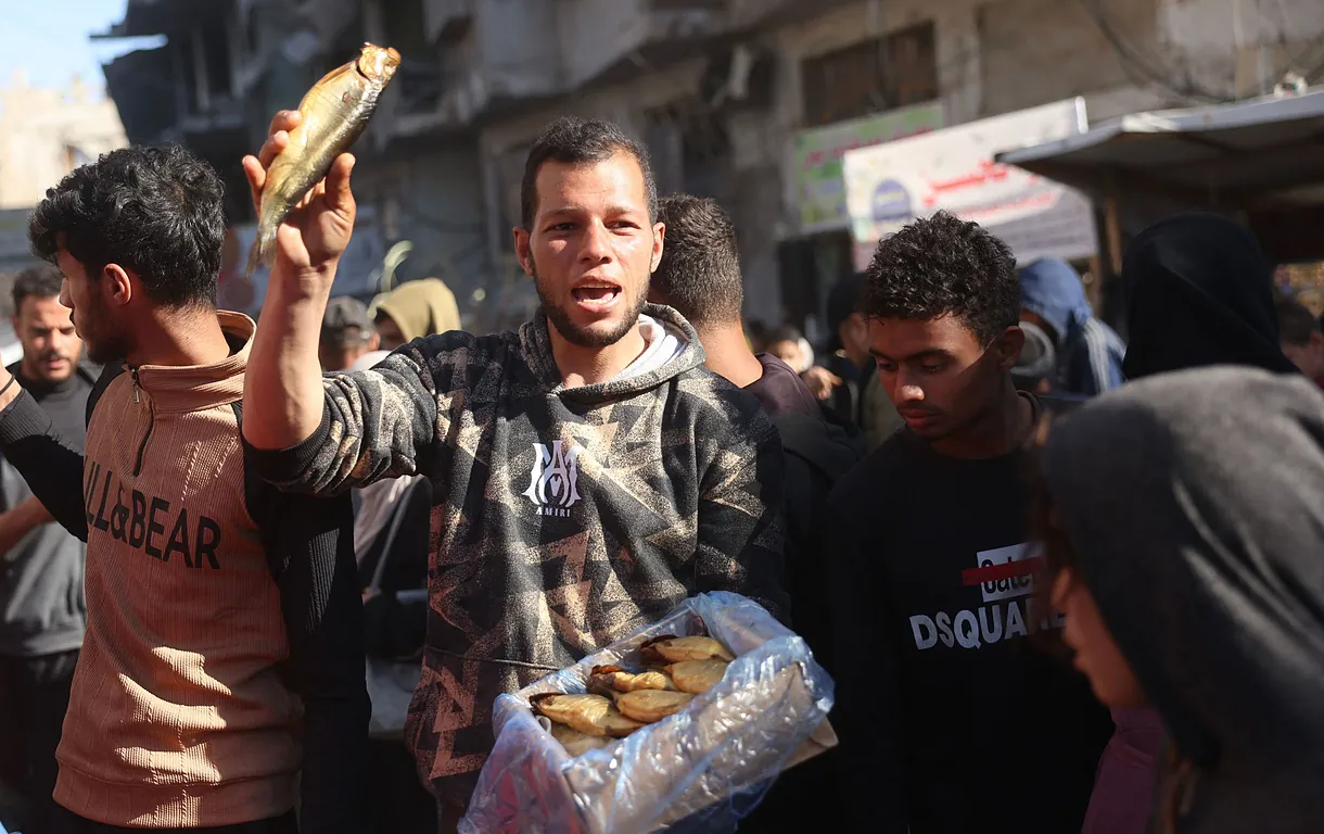 Un vendedor de pescado para preparar el Eid al-Fitr