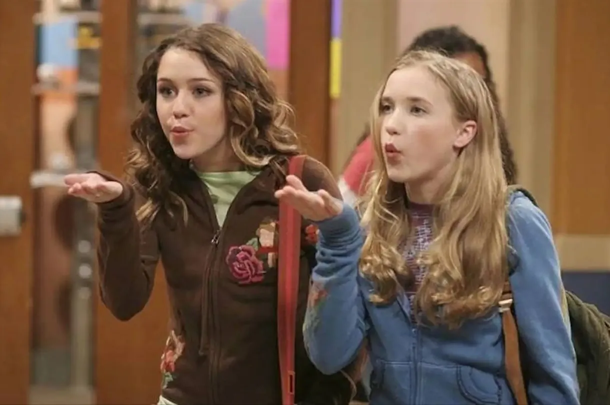 Miley Cyrus y Emilly Osment en Hannah Montana