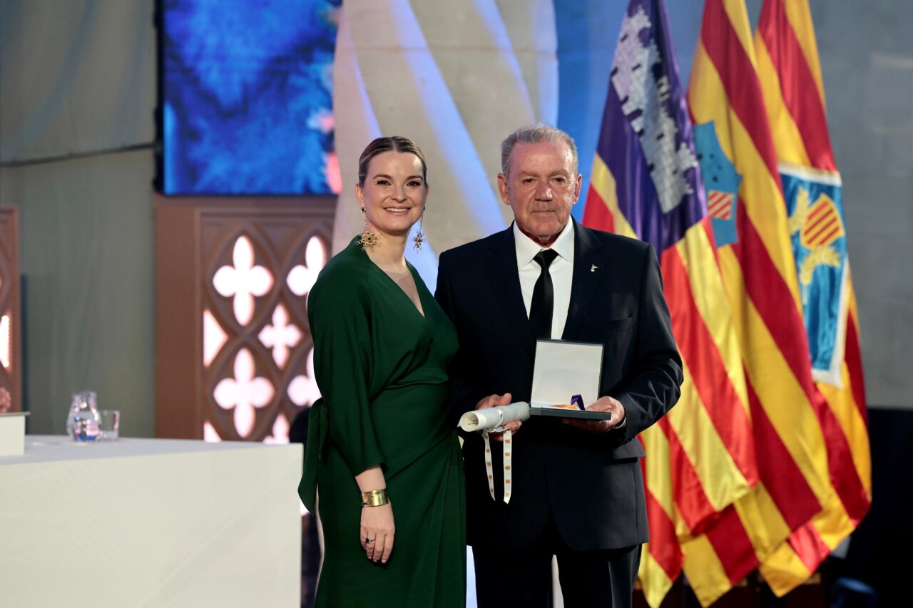Marga Prohens entrega uno de los 'Ramon Llull' de este a&ntilde;o a Toni Serra. 