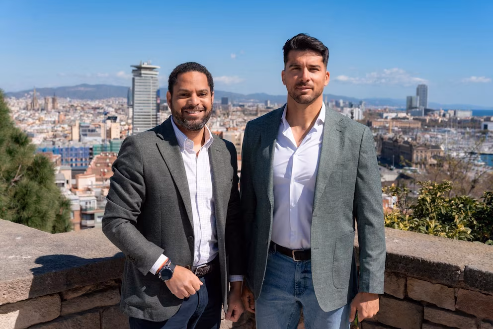 Cristian Toro junto al secretario general de VOX, Ignacio Garriga