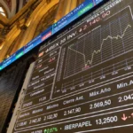 El Ibex 35 se desploma tras el salto del petr&oacute;leo: las bolsas europeas arrancan la semana en rojo