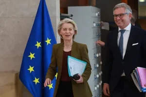 La presidenta de la Comisi&oacute;n Europea, Ursula von der Leyen, y el comisario de Interior y Migraci&oacute;n, Magnus Brunner